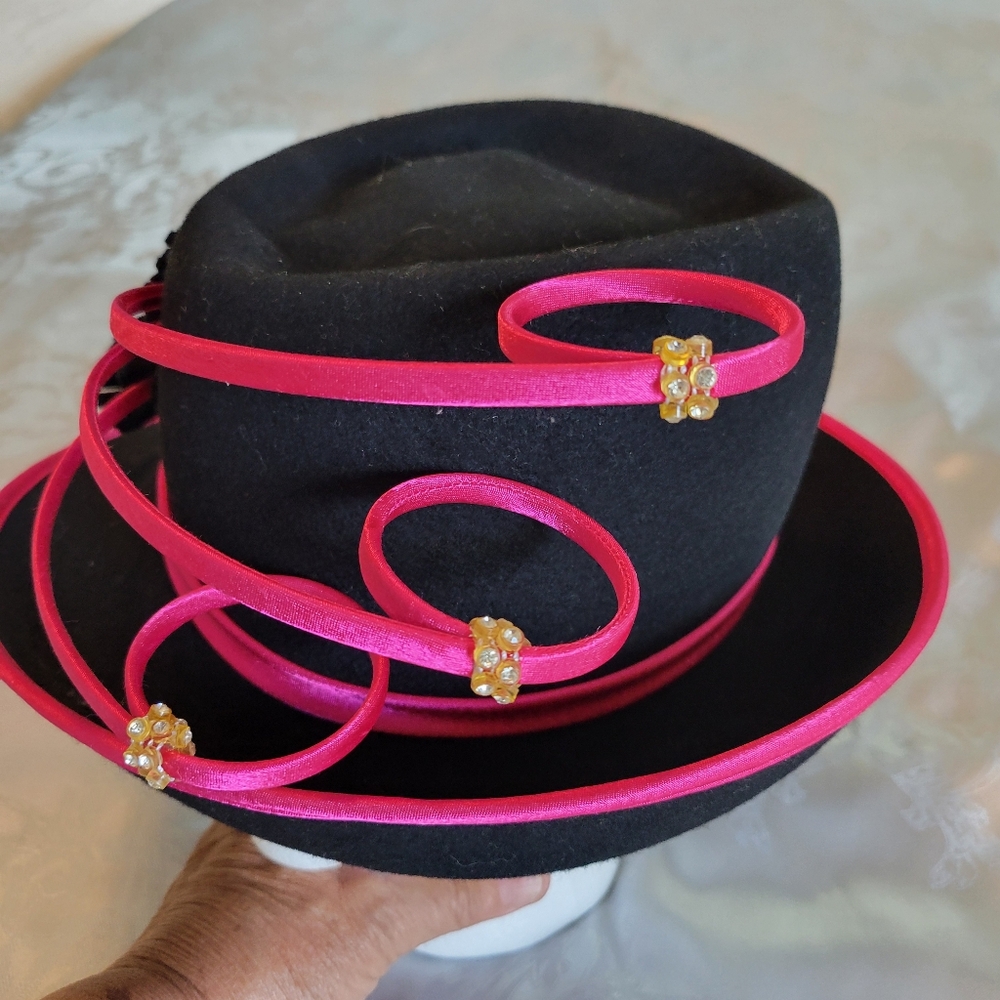 100%Organic Wool Hat By FATOU SALL Black and Pink Women's In Exelent Condition.